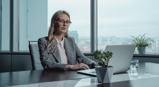 young woman working on her laptop 640x350